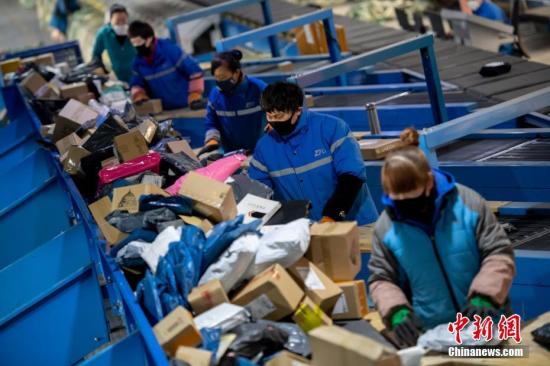 資料圖：快遞企業員工分揀包裹。<a target='_blank'  _fcksavedurl='http://www.chinanews.com/'>中新社</a>記者 韋亮 攝